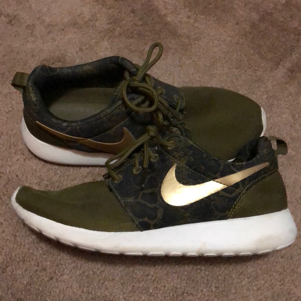 OD green snakeskin Nike running shoes size 6.5